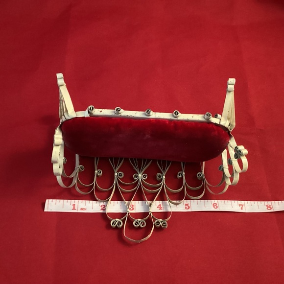 Vintage tin doll fourniture couch and chair set with red velvet cushions - Picture 6 of 10